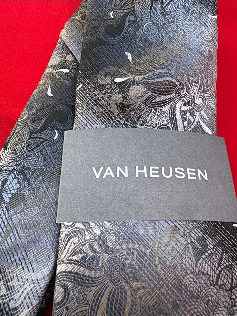 Van Heusen tie. NWT!!
